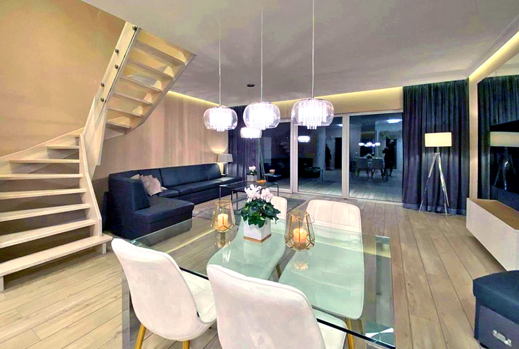 na pierwszym planie jadalnia w luksusowej willi do wynajmu Szczecin