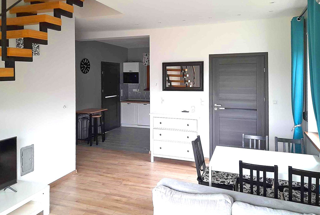 po prawej jadalnia, po lewej salon w ekskluzywnej willi na wynajem Wrocław (okolice)