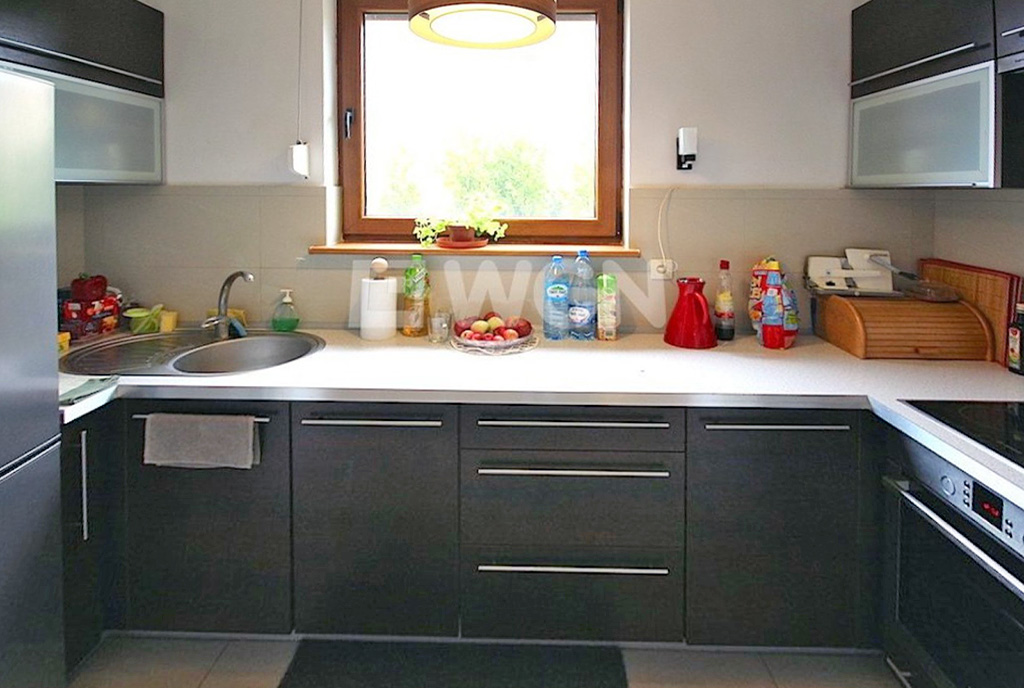 na zdjęciu kuchnia w luksusowej willi do wynajęcia Szczecin