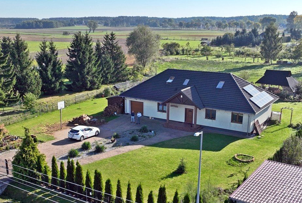 rzut z drona pokazujący od góry ekskluzywną willę na sprzedaż Bolesławiec (okolice)