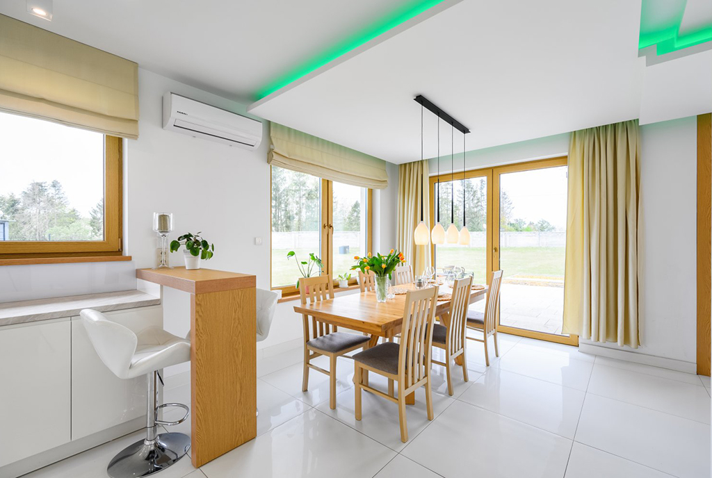 efektowne oświetlenie wnętrza luksusowej willi na sprzedaż Gdańsk (okolice)