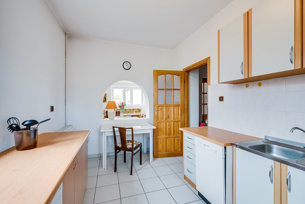 fragment kuchni w luksusowej willi do sprzedaży Gdynia (okolice)