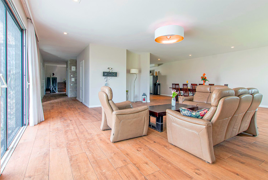 część pokoju dziennego w luksusowej willi na sprzedaż Poznań (okolice)