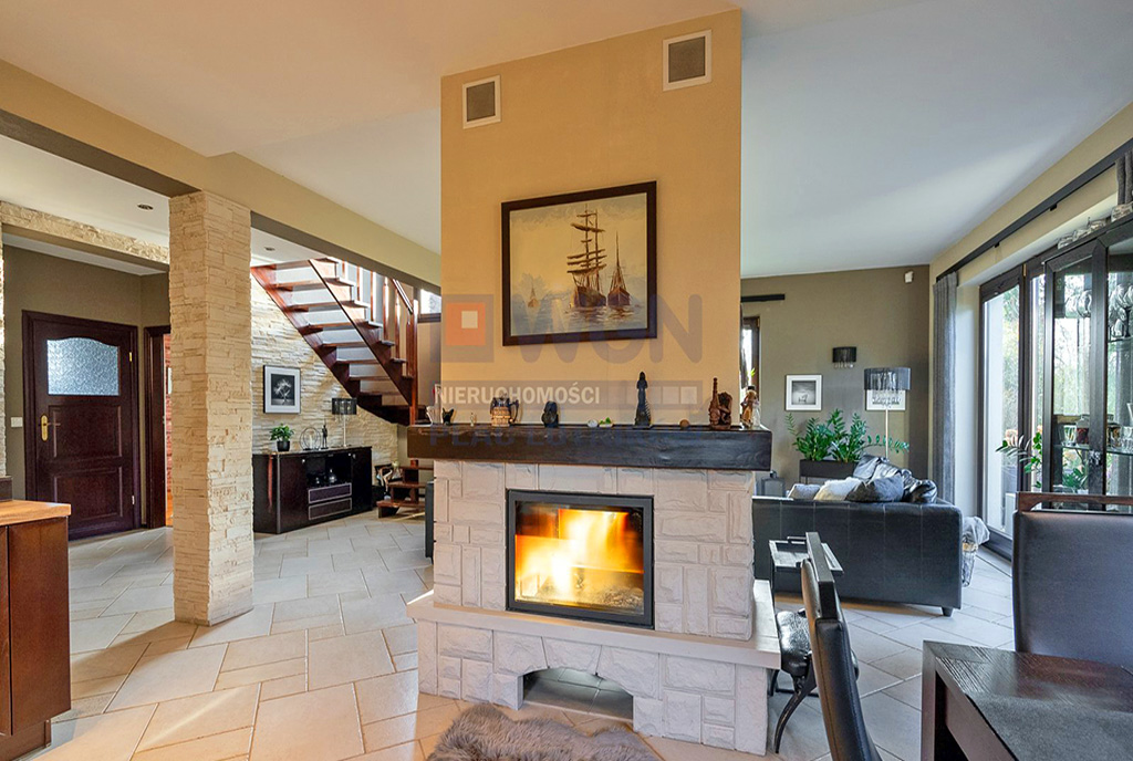 zapierający dech w piersiach kominek w pokoju dziennym ekskluzywnej willi na sprzedaż Szczecin