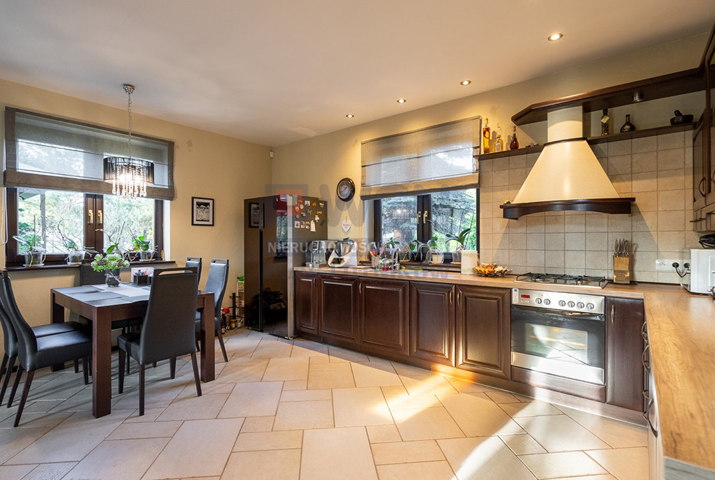 zbliżenie na kuchnię w luksusowej willi do sprzedaży Szczecin