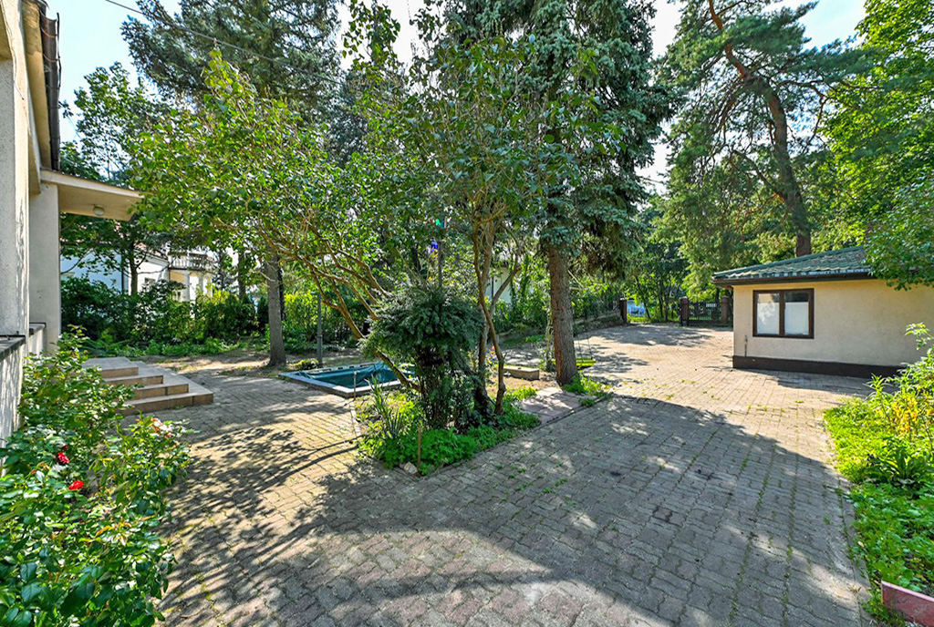 zadbana działka wokół luksusowej willi do sprzedaży Warszawa