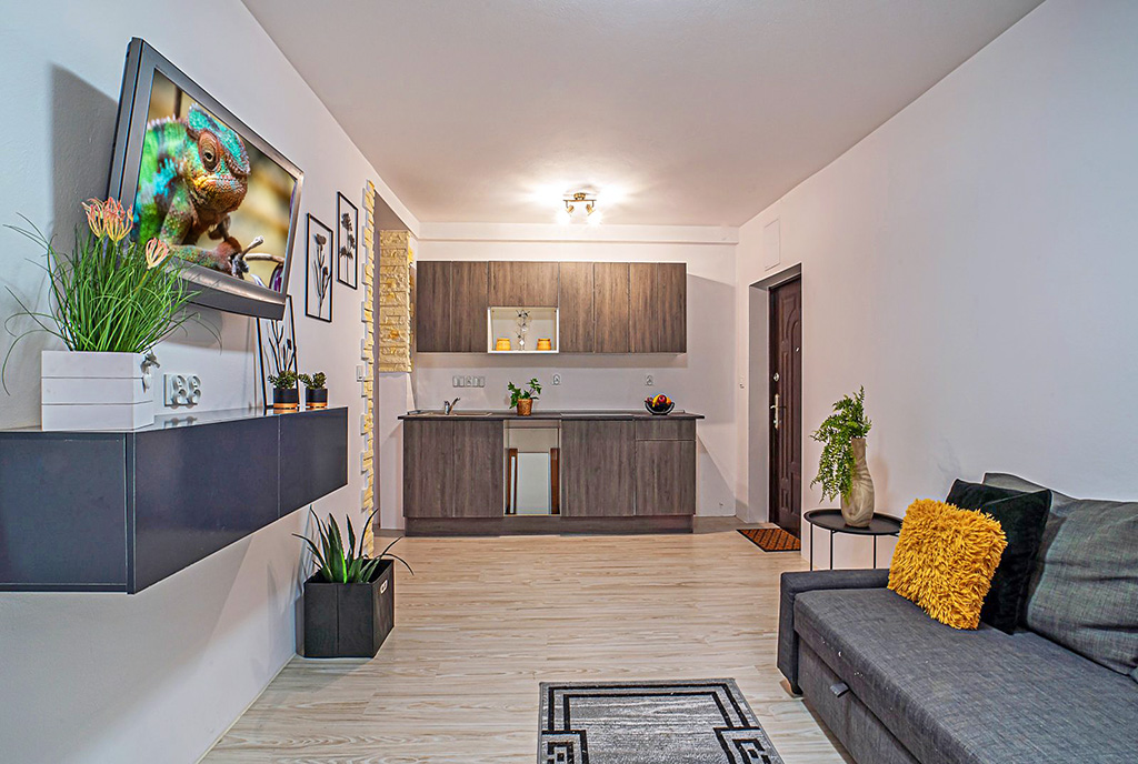 zdjęcie prezentuje aneks kuchenny w luksusowym apartamencie na sprzedaż Bolesławiec (okolice)