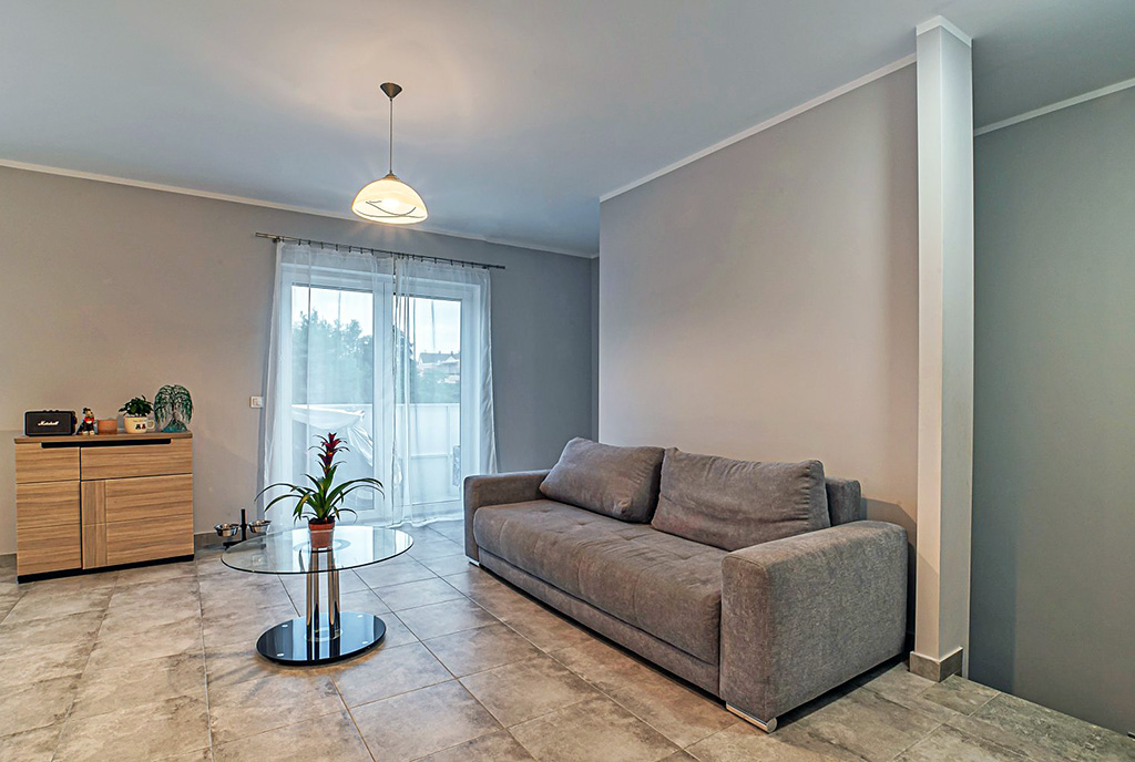 druga strona pokoju dziennego w luksusowym apartamencie na sprzedaż Bolesławiec