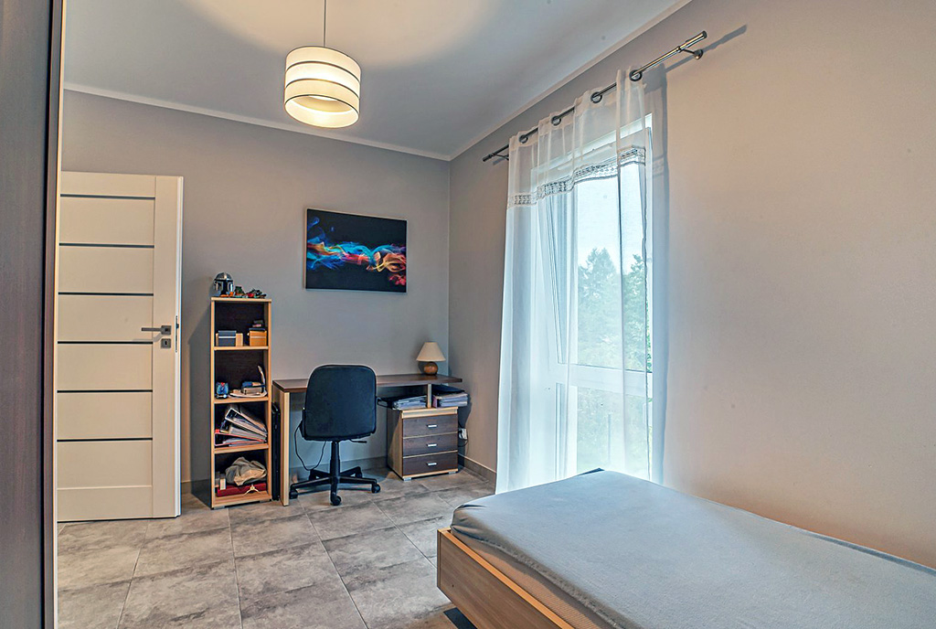 widok na jedne z komfortowych pokoi w luksusowym apartamencie do sprzedaży Bolesławiec