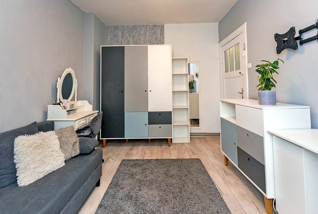 jedno z komfortowych pokoi w luksusowym apartamencie na sprzedaż Elbląg