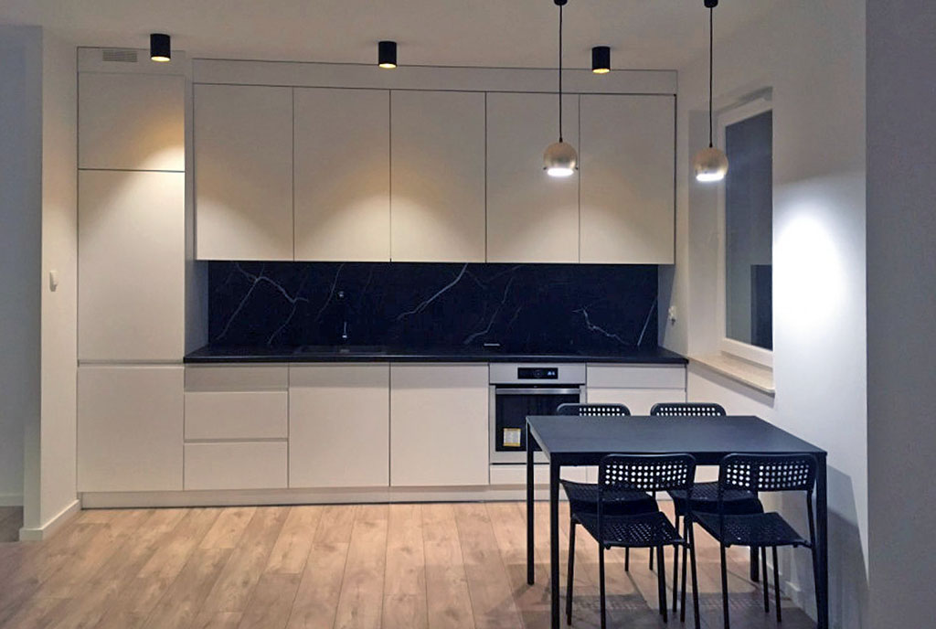 zaprojektowana w nowoczesnym stylu kuchnia w luksusowym apartamencie do sprzsedaży