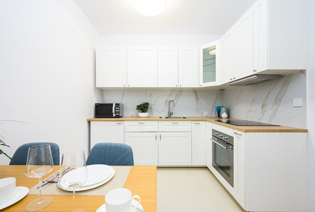 utrzymana w bieli kuchnia w luksusowym apartamencie na sprzedaż Gdańsk