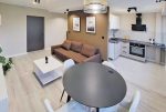 nowoczesny salon w ekskluzywnym apartamencie do sprzedaży Kalisz
