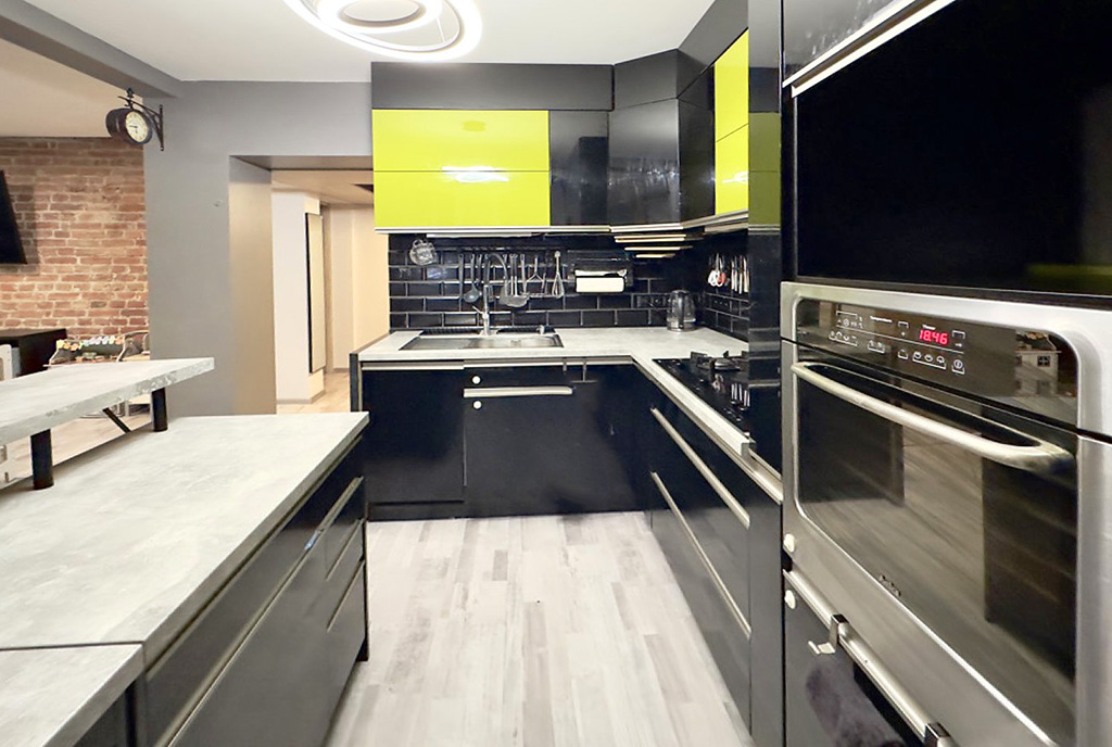 zaprojektowana w czerni kuchnia w luksusowym apartamencie na sprzedaż Katowice (okolice)