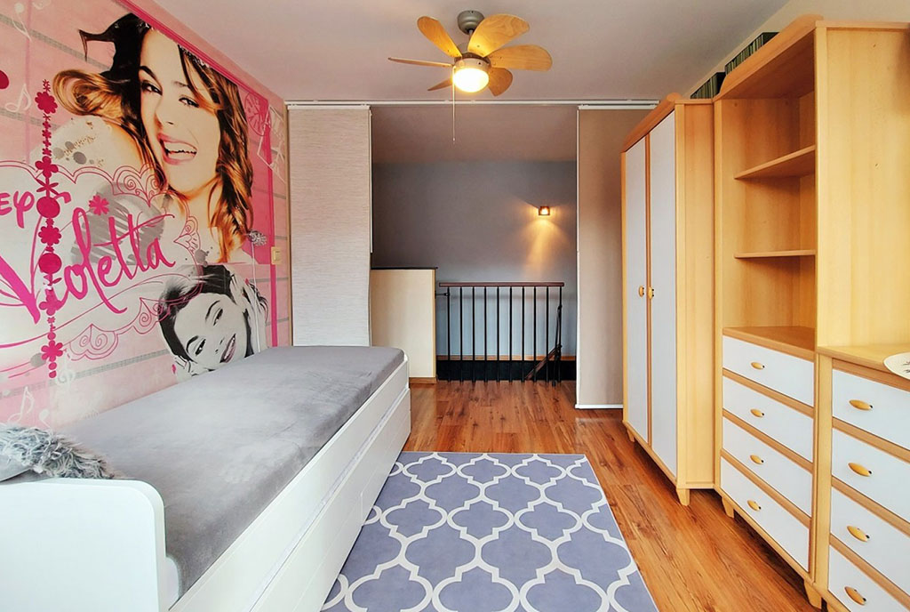 jeden z komfortowych pokoi w ekskluzywnym apartamencie na sprzedaż Legnica