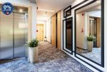 prestiżowy hol prowadzący do luksusowego apartamentu na sprzedaż Szklarska Poręba