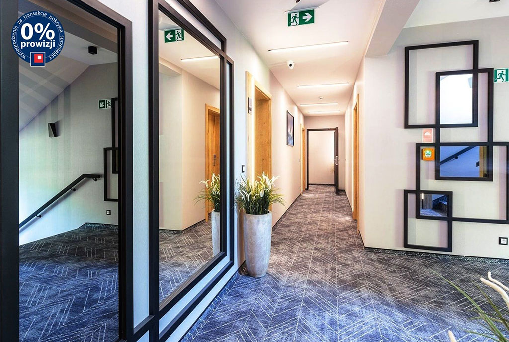 nowoczesny hol prowadzący do ekskluzywnego apartamentu na sprzedaż Szklarska Poręba
