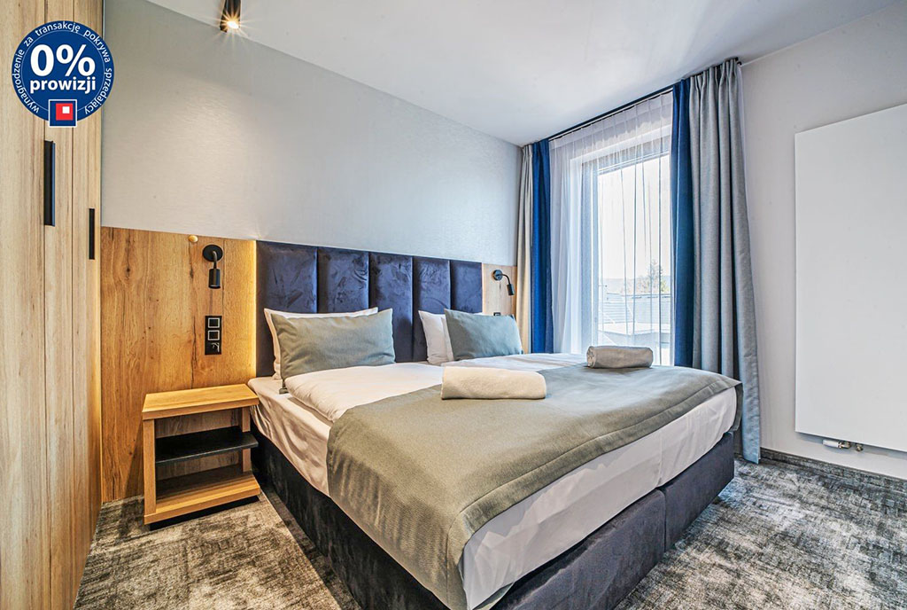 elegancka sypialnia w luksusowym apartamencie na sprzedaż Szklarska Poręba