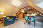 widok z salonu na aneks kuchenny w luksusowym apartamencie na sprzedaż Szklarska Poręba
