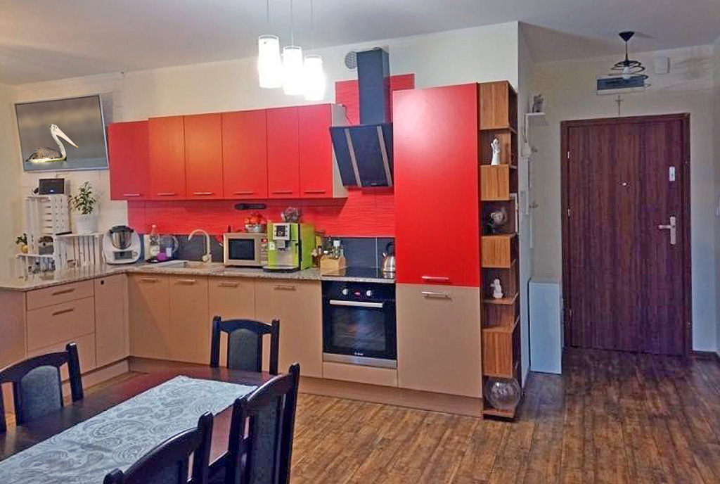 odważna kolorystyka kuchni w luksusowym apartamencie na sprzedaż Toruń (okolice)