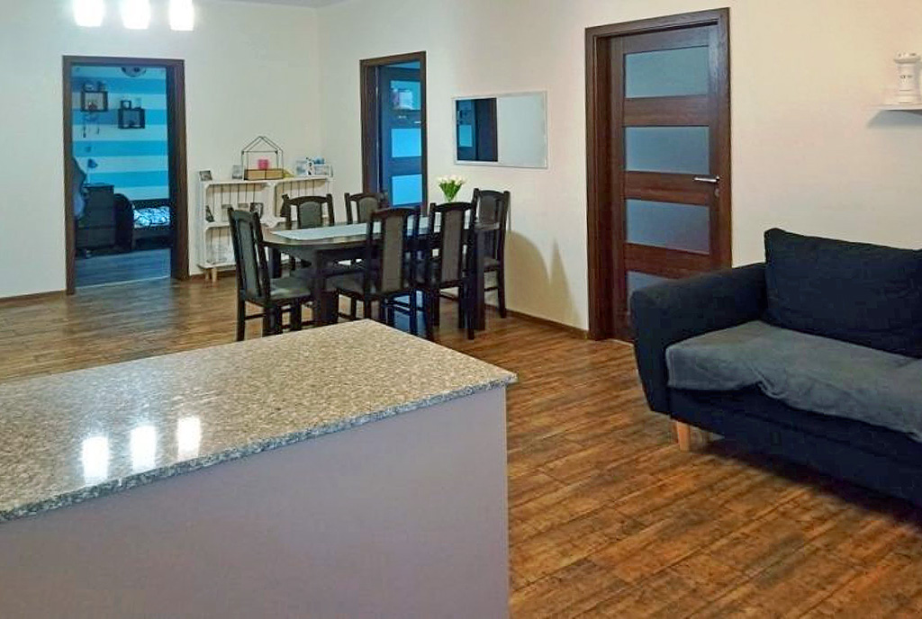 widok z aneksu kuchennego na wnętrze luksusowego apartamentu do sprzedaży Toruń (okolice)