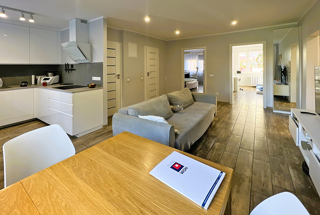 widok od strony jadalni na salon w ekskluzywnym apartamencie do sprzedaży Wałbrzych (okolice)