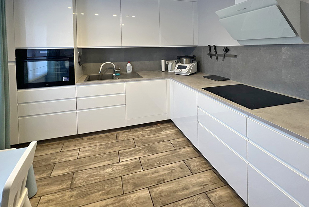 nowocześnie zaprojektowana kuchnia w luksusowym apartamencie na sprzedaż Wałbrzych (okolice)