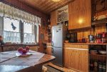 zaprojektowana w klasycznym stylu kuchnia w luksusowym apartamencie na sprzedaż Wrocław (okolice)