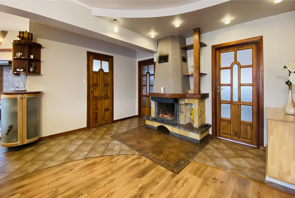 gustowny kominek w luksusowym apartamencie na sprzedaż Mazury