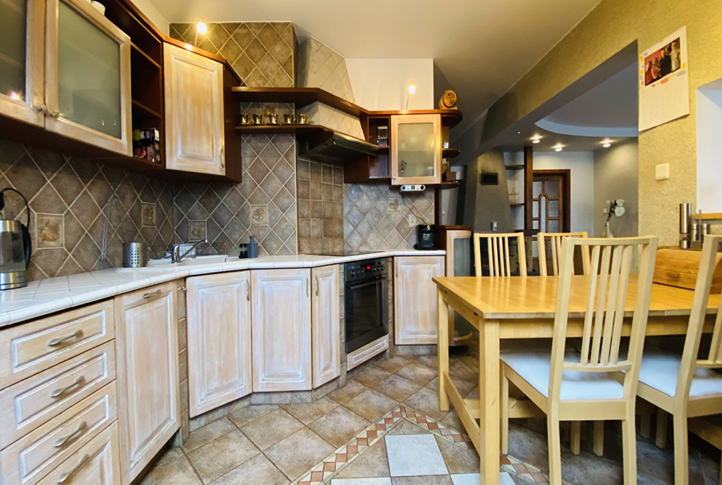 fragment jadalni i kuchni w ekskluzywnym apartamencie na sprzedaż Mazury
