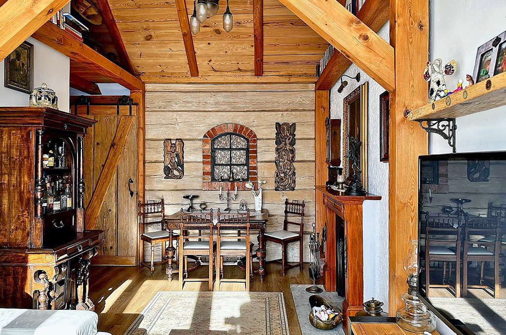 widok na jadalnię w luksusowym apartamencie na sprzedaż nad morzem