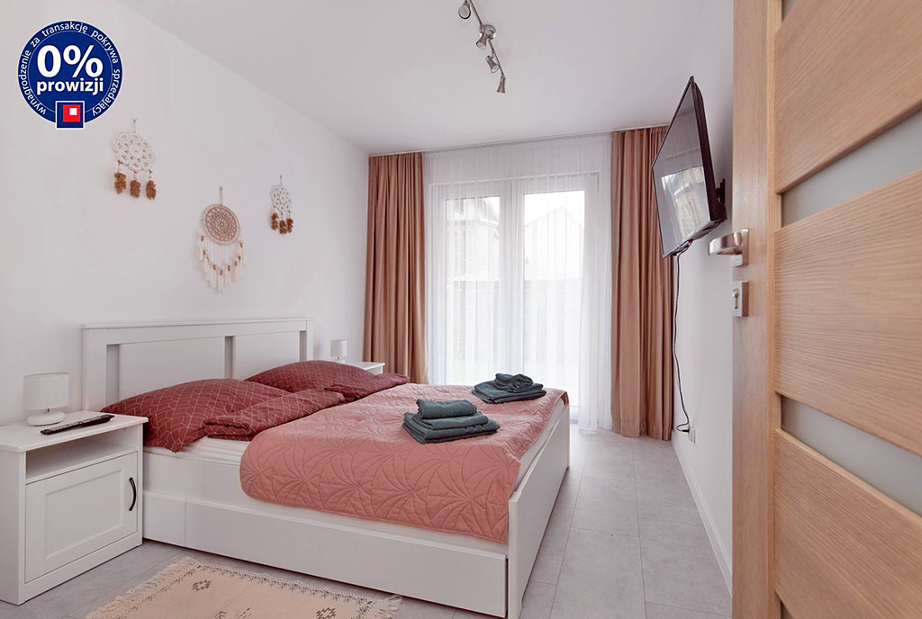elegancka sypialnai w luksusowym apartamencie na sprzedaż nad morzem
