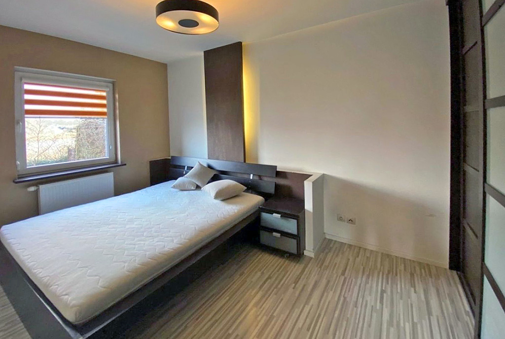klimatycznie oświetlona sypialnia w ekskluzywnym apartamencie a wynajem Szczecin (okolice)