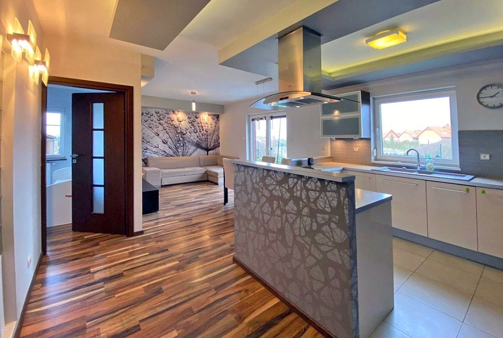 widok na kuchnię w luksusowym apartamencie do wynajmu Szczecin (okolice)
