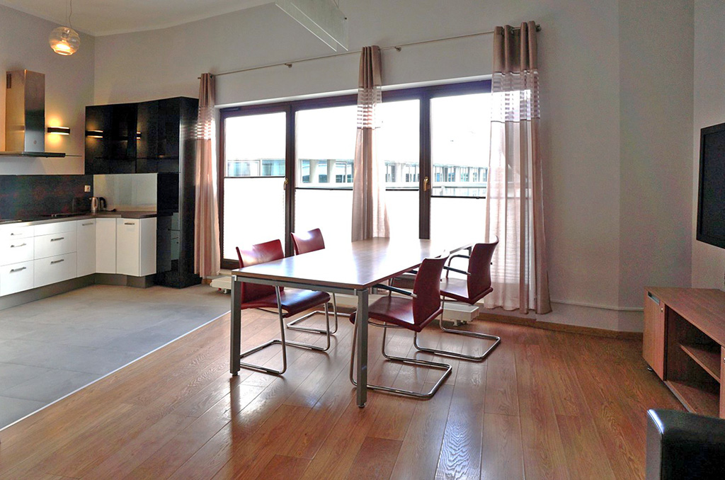 widok z salonu na jadalnię i aneks kuchenny w ekskluzywnym apartamencie do sprzedaży Wrocław