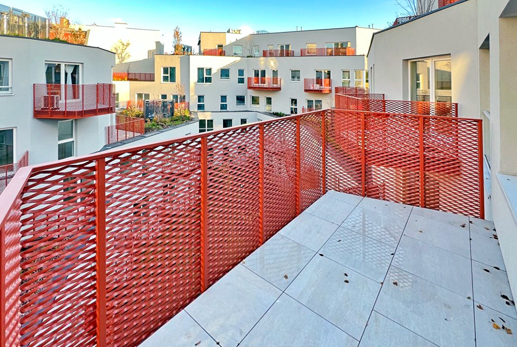 słoneczny balkon przy ekskluzywnym apartamencie na wynajem Poznań