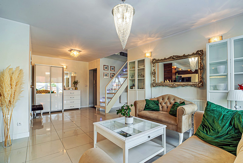 wytworny salon w ekskluzywnym apartamencie do sprzsedaży Bolesławiec