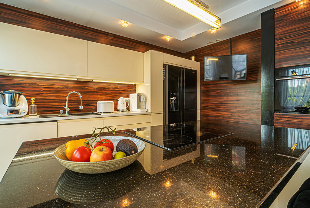 zabudowana w nowoczesnym stylu kuchnia w luksusowym apartamencie do sprzedaży Bolesławiec