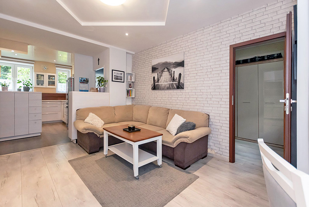 przeciwległa ściana salonu w luksusowym apartamencie na sprzedaż Elbląg
