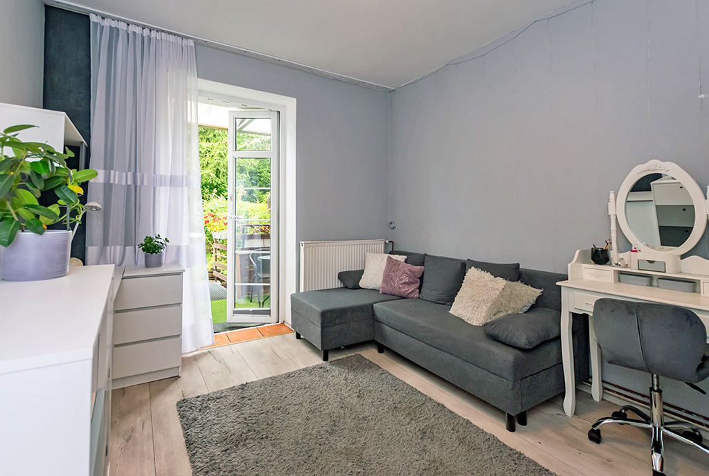 jeden z komfortowych pokoi w luksusowym apartamencie do sprzedaży Elbląg