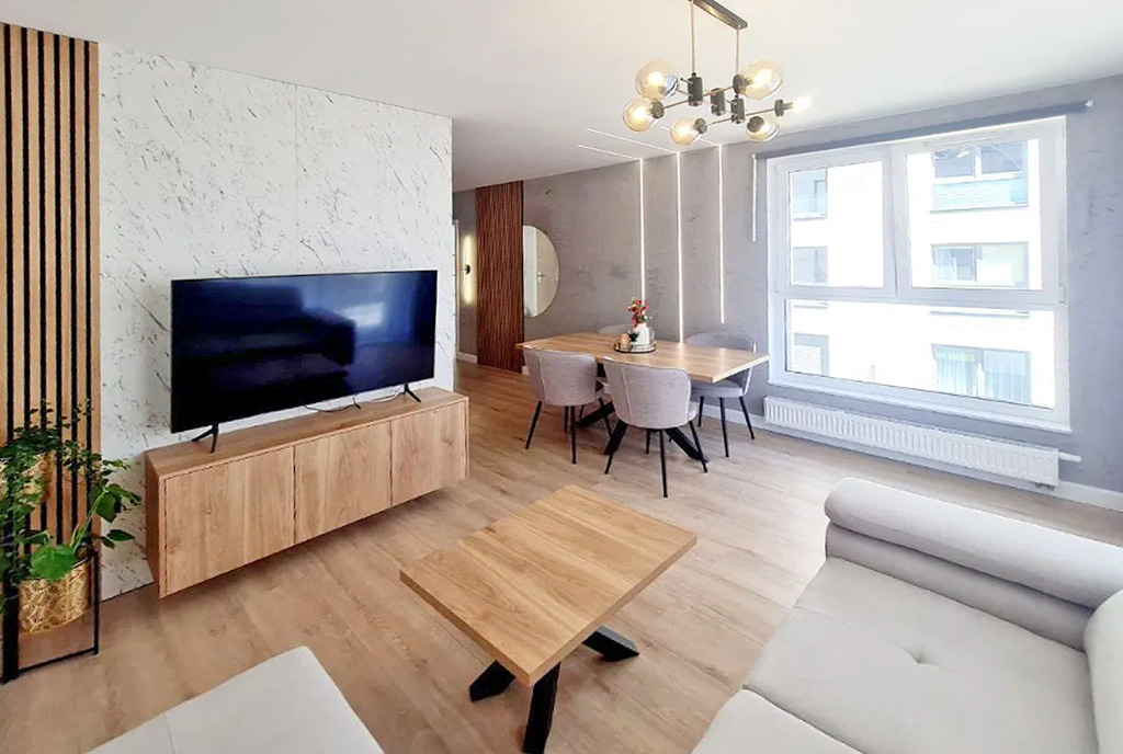 przeciwległa ściana salonu w luksusowym apartamencie na sprzedaż Gdańsk