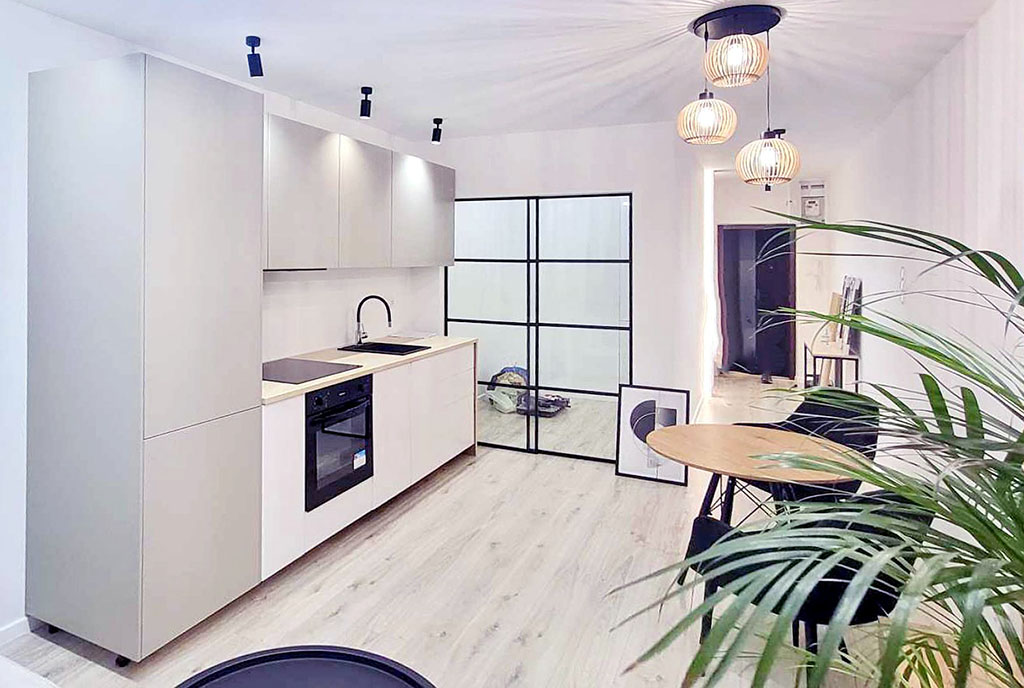 minimalistyczny wystrój pokoju gościnnego w ekskluzywnym apartamencie do sprzedaży Gdańsk