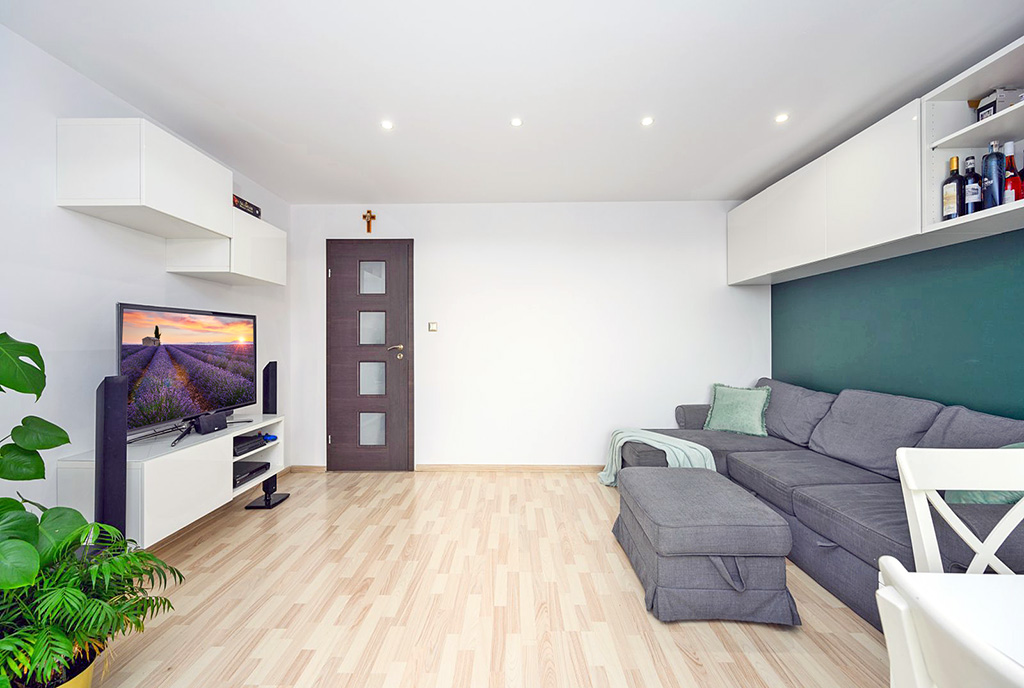 zaprojektowane w bieli wnętrze ekskluzywnego apartamentu do sprzedaży Gdańsk