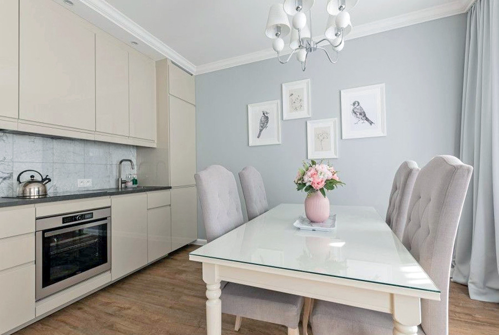 po lewej kuchnia, po prawej jadalnia w luksusowym apartamencie na sprzedaż Gdańsk