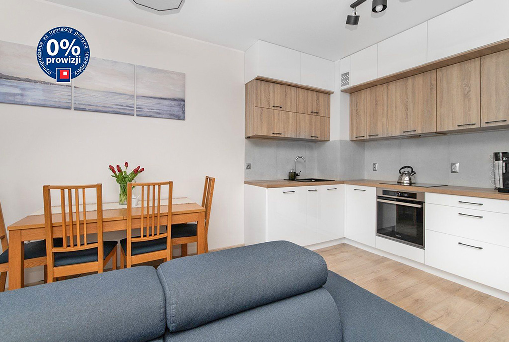 widok z salonu na aneks kuchenny w luksusowym apartamencie na sprzedaż Gdynia (okolice)