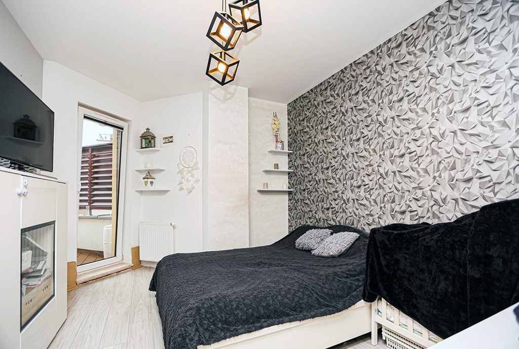 utrzymana w bieli sypialnia w ekskluzywnym apartamencie na sprzedaż Kołobrzeg