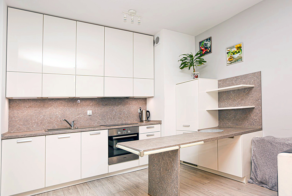 zaaranżowana zgodnie z najnowszymi trendami kuchnia w luksusowym apartamencie na sprzedaż Kołobrzeg