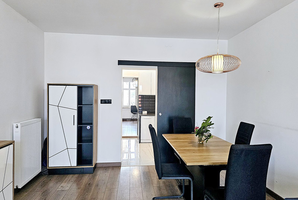 widok z salonu na jadalnię w luksusowym apartamencie na sprzedaż Wałbrzych (okolice)