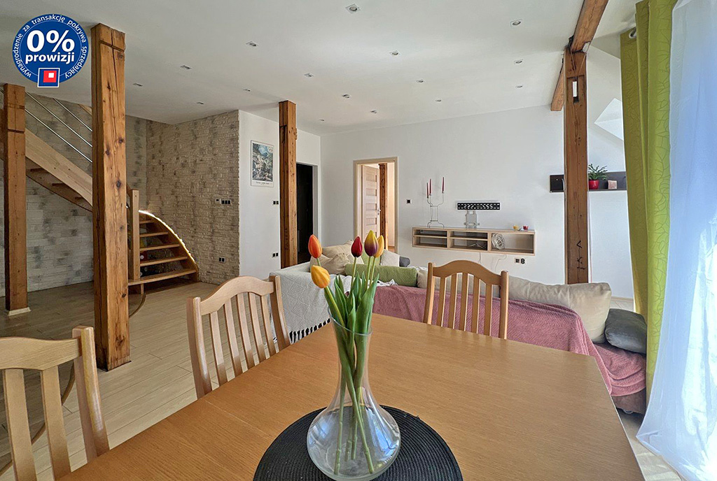 na pierwszym planie jadalnia w luksusowym apartamencie na sprzedaż Wałbrzych (okolice)
