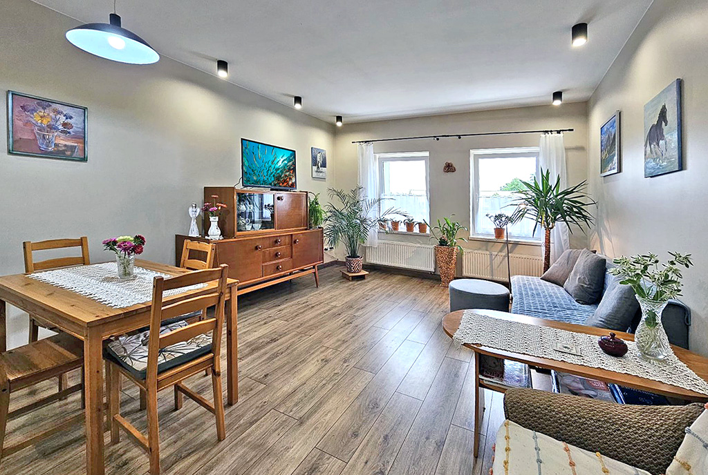 widok na pokój dzienny w luksusowym apartamencie na sprzedaż Zielona Góra (okolice)